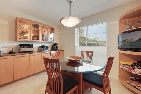 Condo in Hallandale Beach, Florida, 3 bedrooms  № 1394722 - photo 6