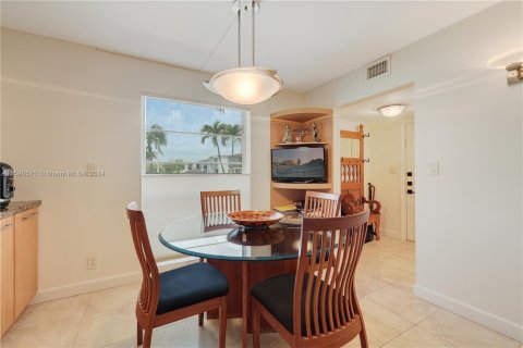 Condo in Hallandale Beach, Florida, 3 bedrooms  № 1394722 - photo 8