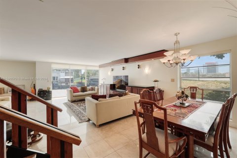 Condo in Hallandale Beach, Florida, 3 bedrooms  № 1394722 - photo 14