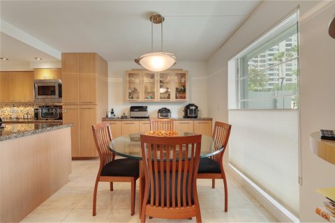 Condo in Hallandale Beach, Florida, 3 bedrooms  № 1394722 - photo 5