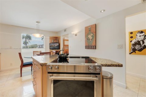 Condo in Hallandale Beach, Florida, 3 bedrooms  № 1394722 - photo 11