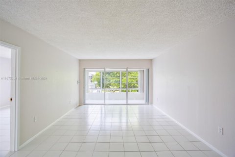 Condo in Tamarac, Florida, 1 bedroom  № 1394721 - photo 4