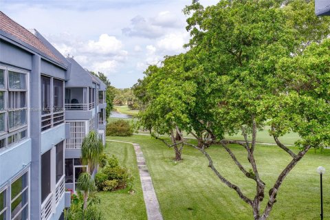 Condo in Tamarac, Florida, 1 bedroom  № 1394721 - photo 1