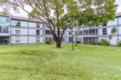 Condo in Tamarac, Florida, 1 bedroom  № 1394721 - photo 13