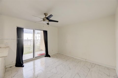 Townhouse in Sunrise, Florida 3 bedrooms, 118.54 sq.m. № 1000275 - photo 12
