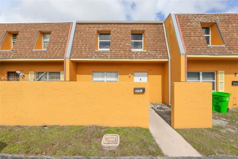Townhouse in Sunrise, Florida 3 bedrooms, 118.54 sq.m. № 1000275 - photo 1
