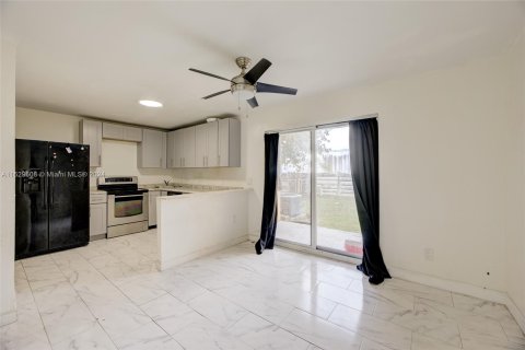 Townhouse in Sunrise, Florida 3 bedrooms, 118.54 sq.m. № 1000275 - photo 8