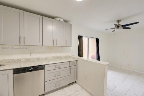 Townhouse in Sunrise, Florida 3 bedrooms, 118.54 sq.m. № 1000275 - photo 11