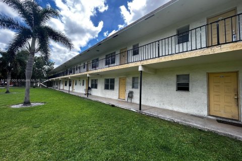 Condo in Lauderhill, Florida, 2 bedrooms  № 1160693 - photo 1