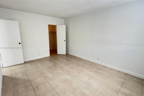 Condo in Lauderhill, Florida, 2 bedrooms  № 1160693 - photo 5