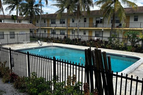 Condominio en venta en Lauderhill, Florida, 2 dormitorios, 81.75 m2 № 1160693 - foto 2