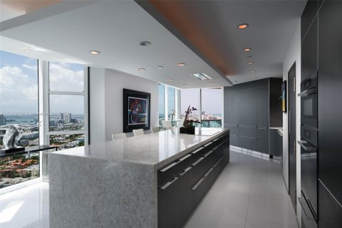 Condo in Miami Beach, Florida, 4 bedrooms  № 277708 - photo 4