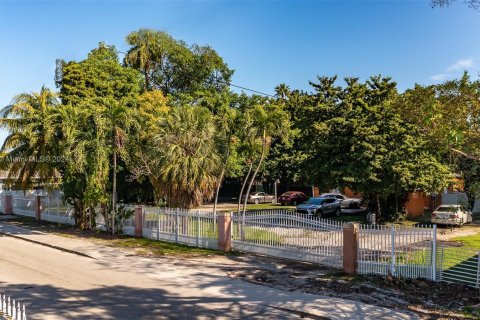 Villa ou maison à vendre à Opa-locka, Floride: 8 chambres, 138.89 m2 № 929167 - photo 8