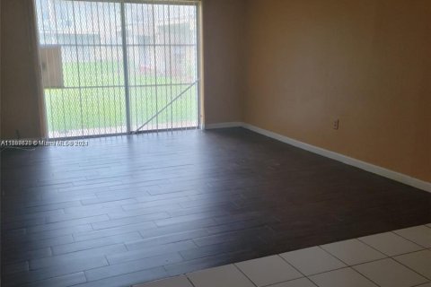 Condominio en venta en Miami Gardens, Florida, 1 dormitorio, 67.82 m2 № 1389526 - foto 3