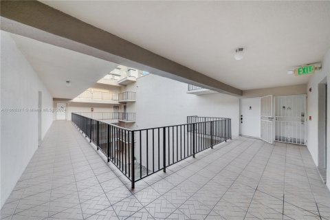 Copropriété à vendre à Miami, Floride: 2 chambres, 81.94 m2 № 1389529 - photo 17