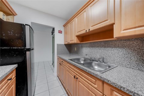 Condo in Miami, Florida, 2 bedrooms  № 1389529 - photo 9