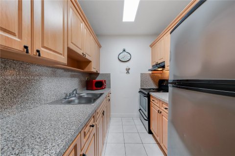 Condo in Miami, Florida, 2 bedrooms  № 1389529 - photo 7