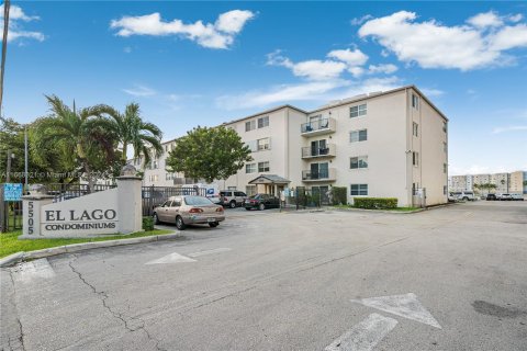 Condo in Miami, Florida, 2 bedrooms  № 1389529 - photo 2