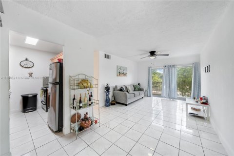 Condo in Miami, Florida, 2 bedrooms  № 1389529 - photo 3