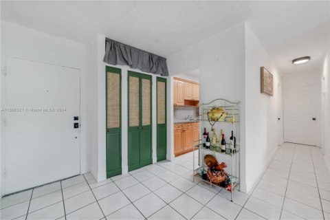 Condo in Miami, Florida, 2 bedrooms  № 1389529 - photo 6