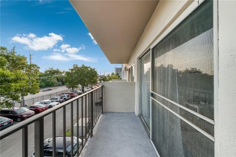 Condo in Miami, Florida, 2 bedrooms  № 1389529 - photo 16