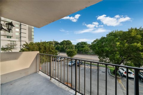 Condo in Miami, Florida, 2 bedrooms  № 1389529 - photo 15