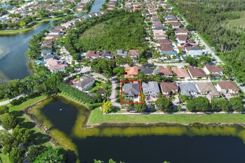 House in Miami, Florida 4 bedrooms, 224.64 sq.m. № 1389530 - photo 25