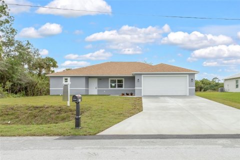 House in Palm Bay, Florida 3 bedrooms, 176.05 sq.m. № 1158568 - photo 1