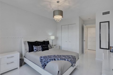 Condominio en venta en Hallandale Beach, Florida, 2 dormitorios, 106.84 m2 № 1016040 - foto 22