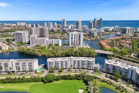 Condominio en venta en Hallandale Beach, Florida, 2 dormitorios, 106.84 m2 № 1016040 - foto 1
