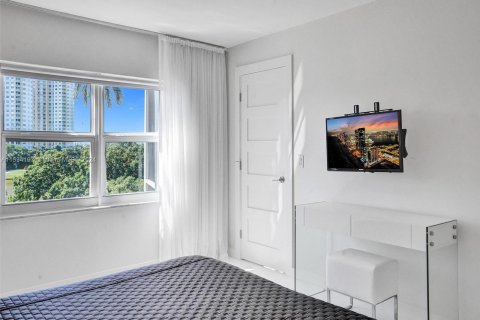 Condominio en venta en Hallandale Beach, Florida, 2 dormitorios, 106.84 m2 № 1016040 - foto 17