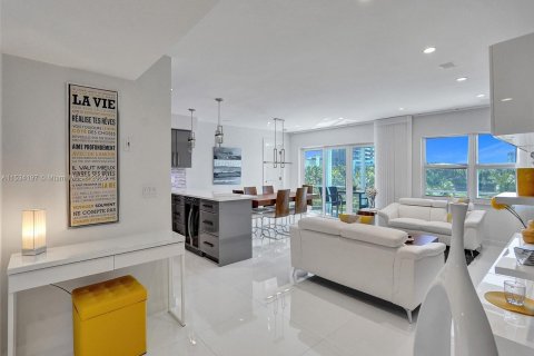 Condominio en venta en Hallandale Beach, Florida, 2 dormitorios, 106.84 m2 № 1016040 - foto 25