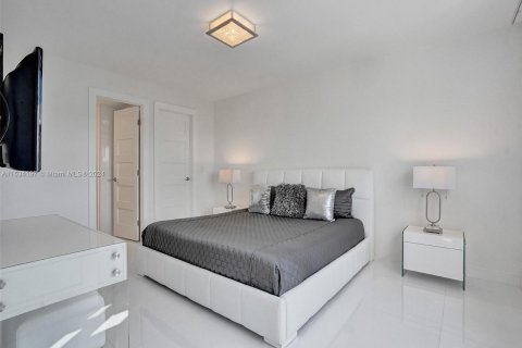 Condominio en venta en Hallandale Beach, Florida, 2 dormitorios, 106.84 m2 № 1016040 - foto 16