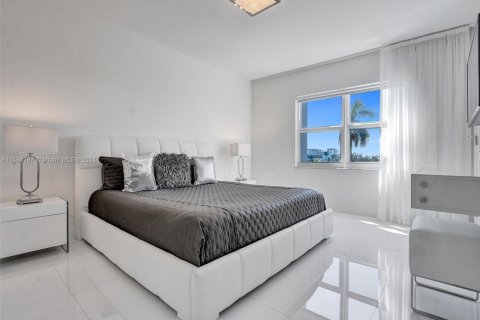 Condominio en venta en Hallandale Beach, Florida, 2 dormitorios, 106.84 m2 № 1016040 - foto 15