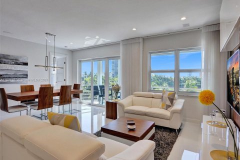 Condominio en venta en Hallandale Beach, Florida, 2 dormitorios, 106.84 m2 № 1016040 - foto 2