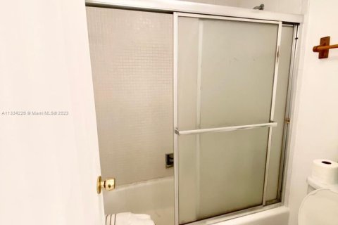 Condo in Miami Beach, Florida, 1 bedroom  № 279210 - photo 13