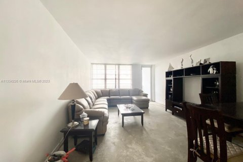 Condo in Miami Beach, Florida, 1 bedroom  № 279210 - photo 6