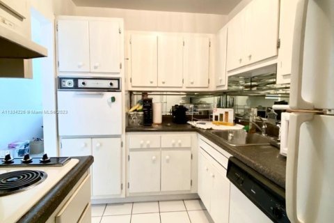 Condo in Miami Beach, Florida, 1 bedroom  № 279210 - photo 5