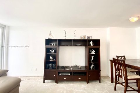 Condo in Miami Beach, Florida, 1 bedroom  № 279210 - photo 9