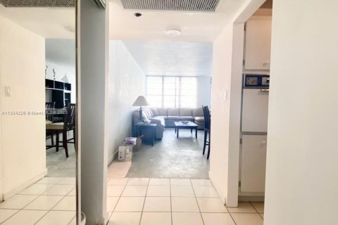 Condo in Miami Beach, Florida, 1 bedroom  № 279210 - photo 1