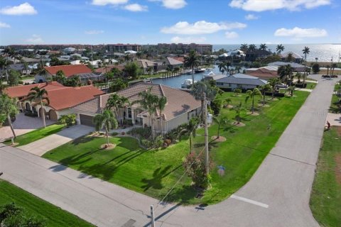 Villa ou maison à vendre à Punta Gorda, Floride: 3 chambres, 239.87 m2 № 1302309 - photo 3