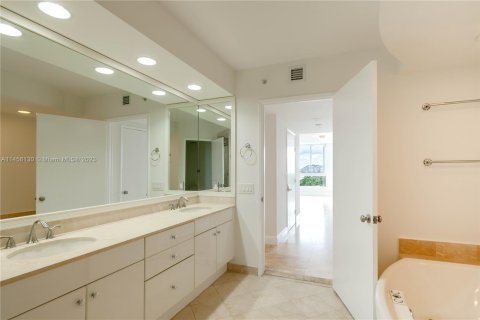 Condominio en venta en Key Biscayne, Florida, 3 dormitorios, 241.73 m2 № 735904 - foto 13
