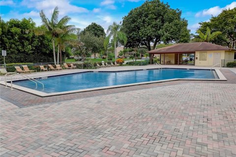 Condo in Pembroke Pines, Florida, 1 bedroom  № 1293465 - photo 17