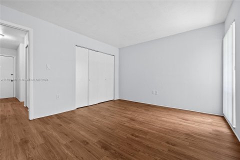 Condo in Gainesville, Florida, 1 bedroom  № 1270723 - photo 4