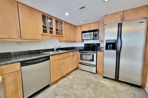 Condo in Miami, Florida, 1 bedroom  № 1348545 - photo 6