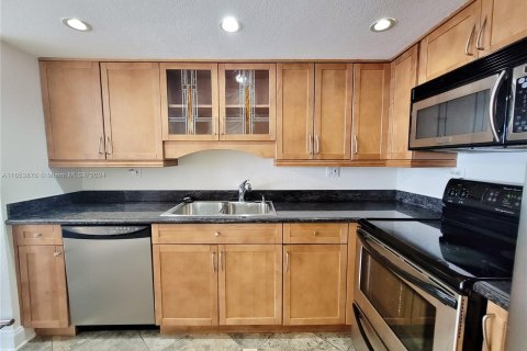 Condo in Miami, Florida, 1 bedroom  № 1348545 - photo 7