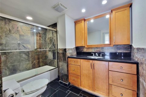 Condo in Miami, Florida, 1 bedroom  № 1348545 - photo 23