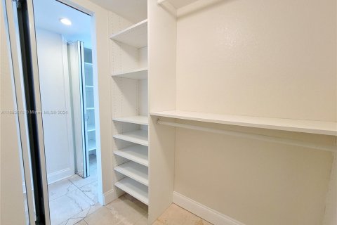 Condo in Miami, Florida, 1 bedroom  № 1348545 - photo 21