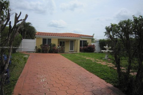 House in North Miami Beach, Florida 4 bedrooms, 149.67 sq.m. № 1081097 - photo 3