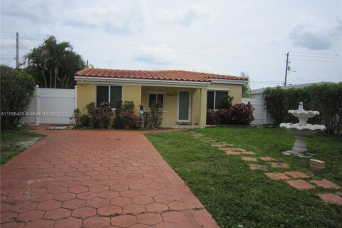 Villa ou maison à vendre à North Miami Beach, Floride: 4 chambres, 149.67 m2 № 1081097 - photo 1